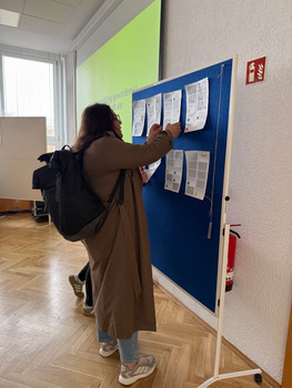 Namensschilder an der Pinnwand