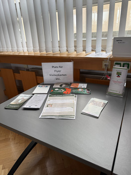 Fachaustausch_Tisch mit Flyern etc.