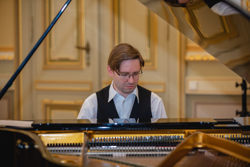 Das Bild zeigt Konzertpianist Ronny Kaufhold.