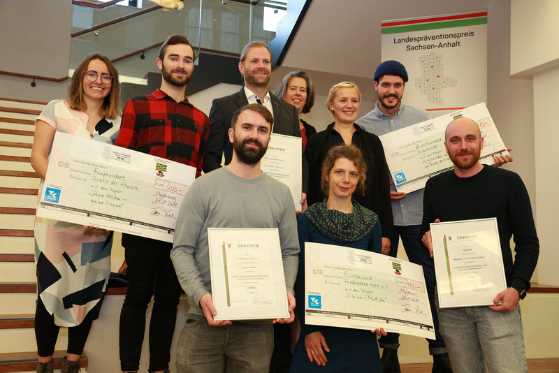 Das Gruppenfoto zeigt die Preisträger*innen des Landespräventionspreises 2018.